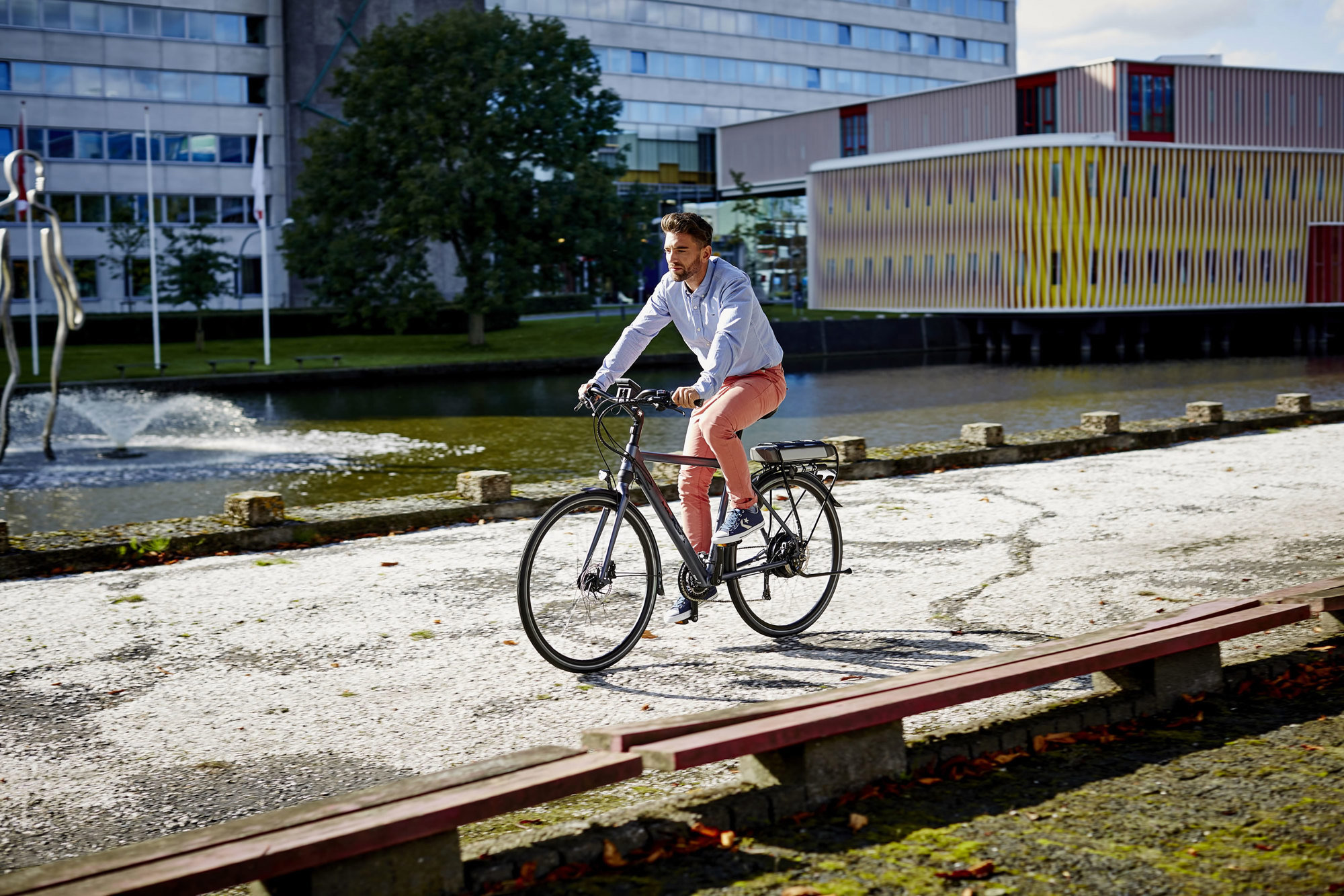 Trappers Man Op Fiets Voor Kantoren