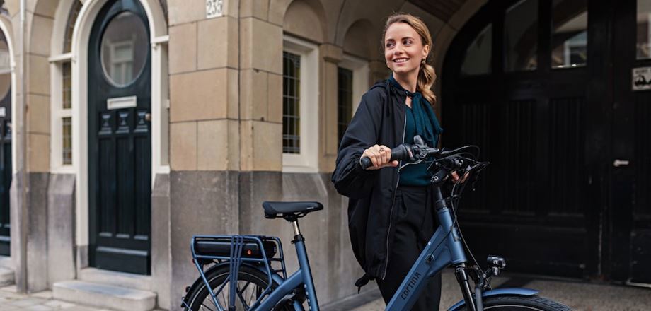 Vrouw Met Blauwe E Bike Oud Pand