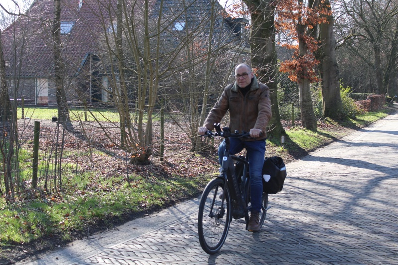 Hans De Vries Op De Fiets Door Onna